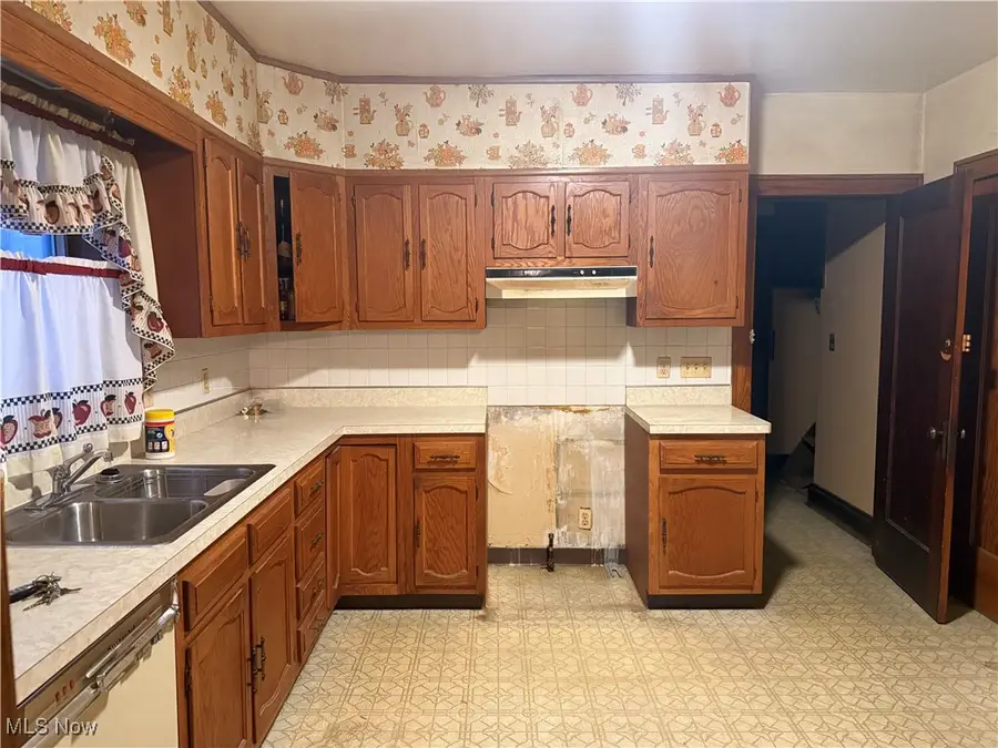 12722 Holburn Avenue, Cleveland, OH 44105 - Image #3