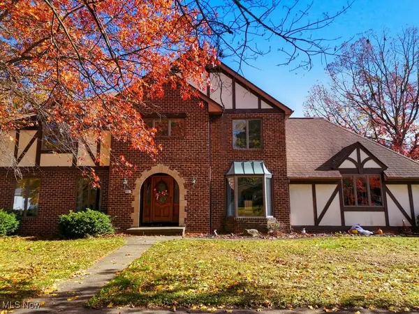 951 S Azalea Boulevard, Barberton, OH 44203