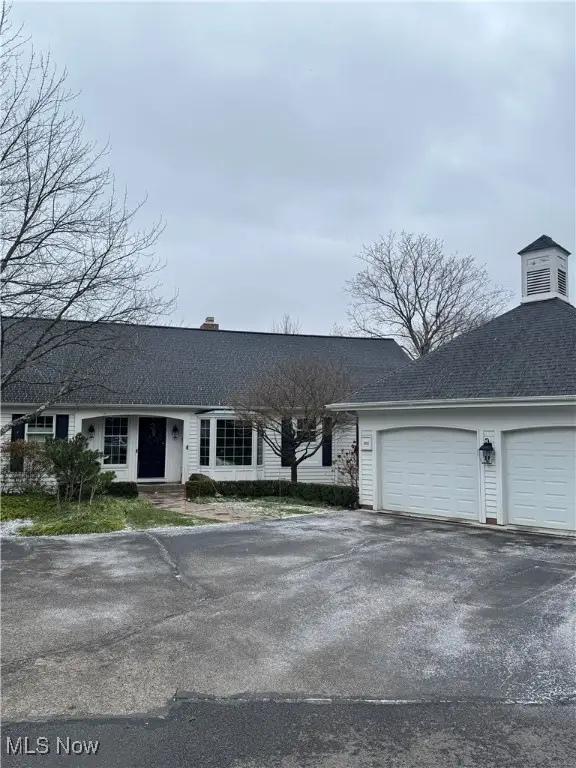 100 Manor Brook Drive, Chagrin Falls, OH 44022