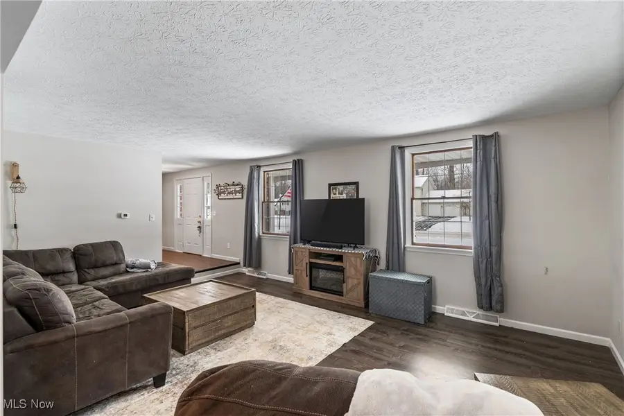 324 Greenbriar Drive, Cortland, OH 44410 - Image #3