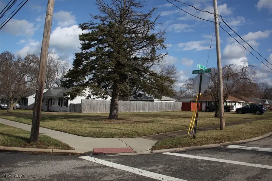 923 Lake Breeze Road, Sheffield Lake, OH 44054 - Image #2