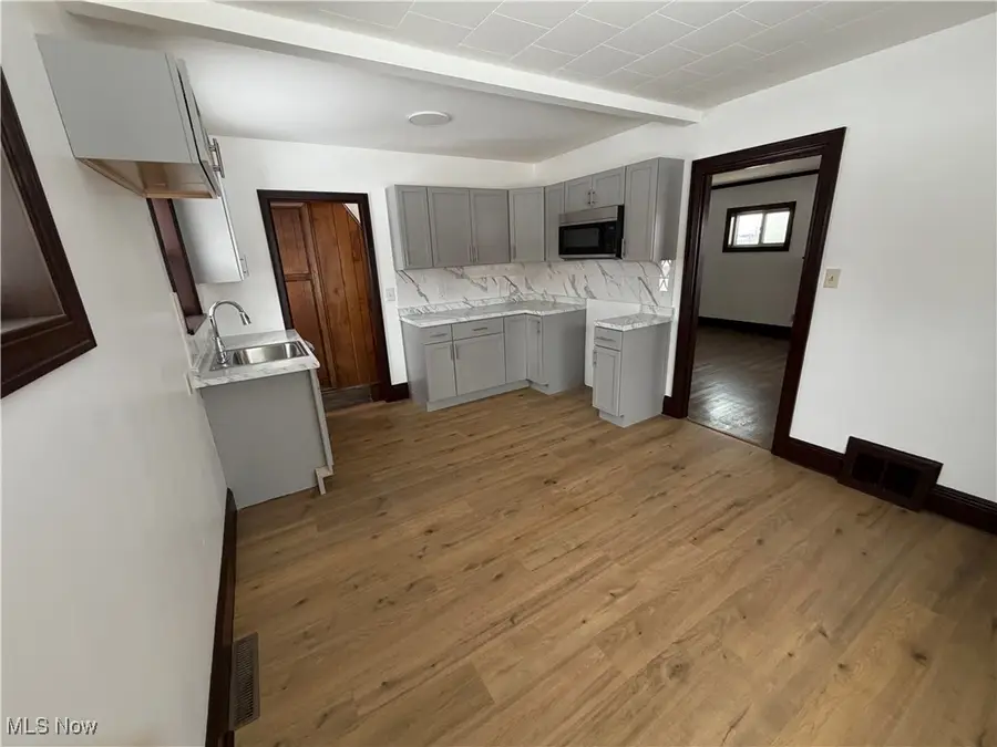 194 E Baird Avenue, Barberton, OH 44203 - #2