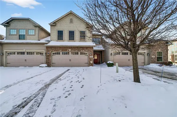 300 Lakewick Lane, Willowick, OH 44095