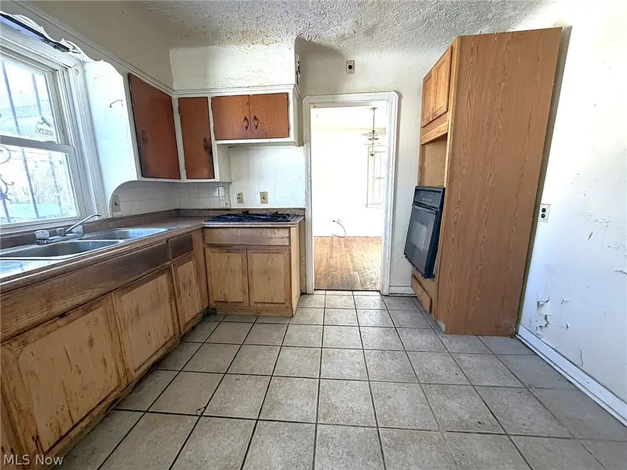 16707 Stockbridge Avenue, Cleveland, OH 44128 - #3