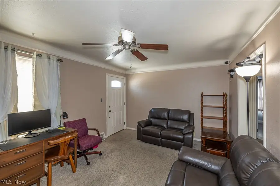 5666 Waterbury Avenue, Maple Heights, OH 44137 - #3