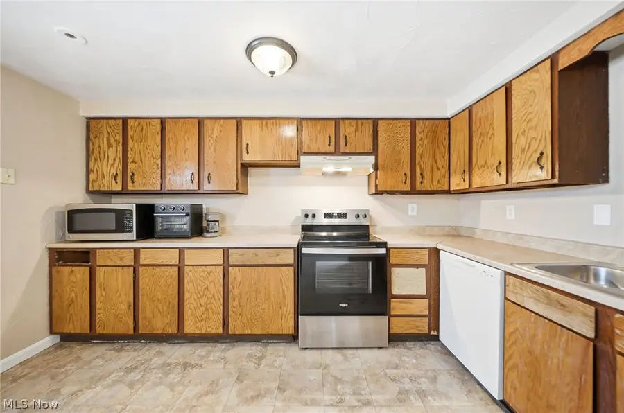 1099 Jackson St, Vermilion, OH 44089 - #2