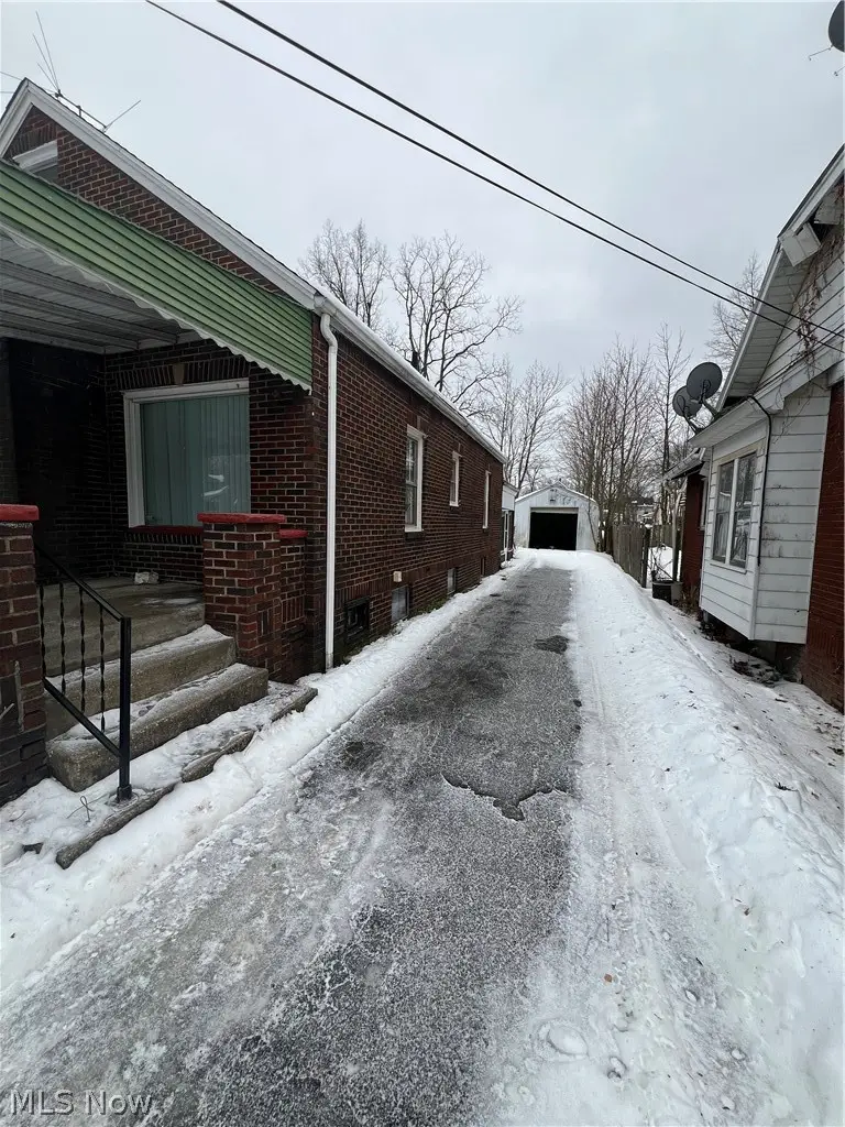 221 E Avondale Avenue, Youngstown, OH 44507 - #3