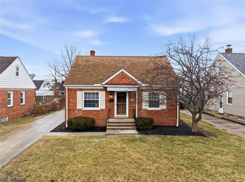 325 E 327th Street, Willowick, OH 44095 - #1