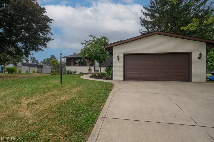 10299 Hunting Hills Ne Avenue, Hartville, OH 44632 - #2