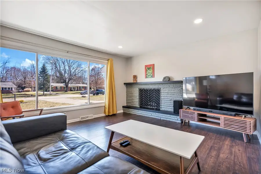 605 Briar Ne Avenue, North Canton, OH 44720 - #3