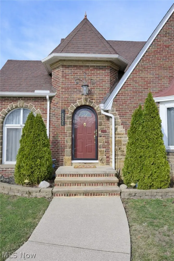 6808 Southington Drive, Parma, OH 44129 - #2