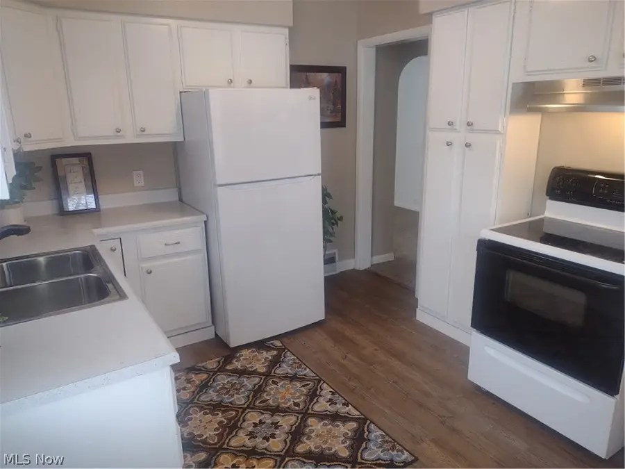 279 E Baird Avenue, Barberton, OH 44203 - #3