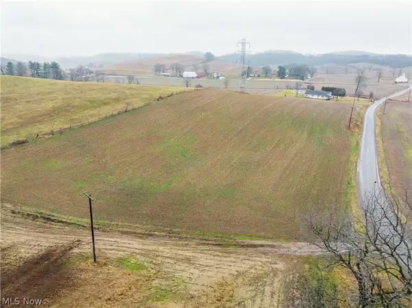 3967 Crooked Run Nw Road, New Philadelphia, OH 44663