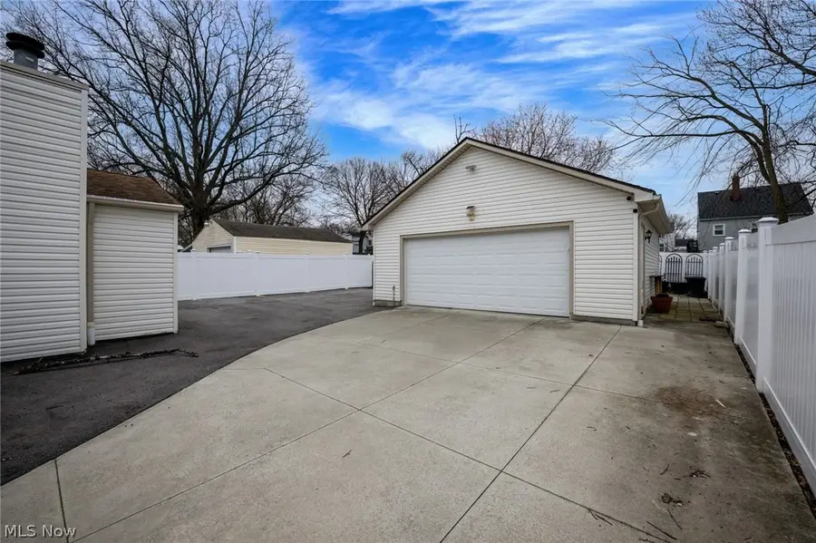 942 E Archwood Avenue, Akron, OH 44306 - #3