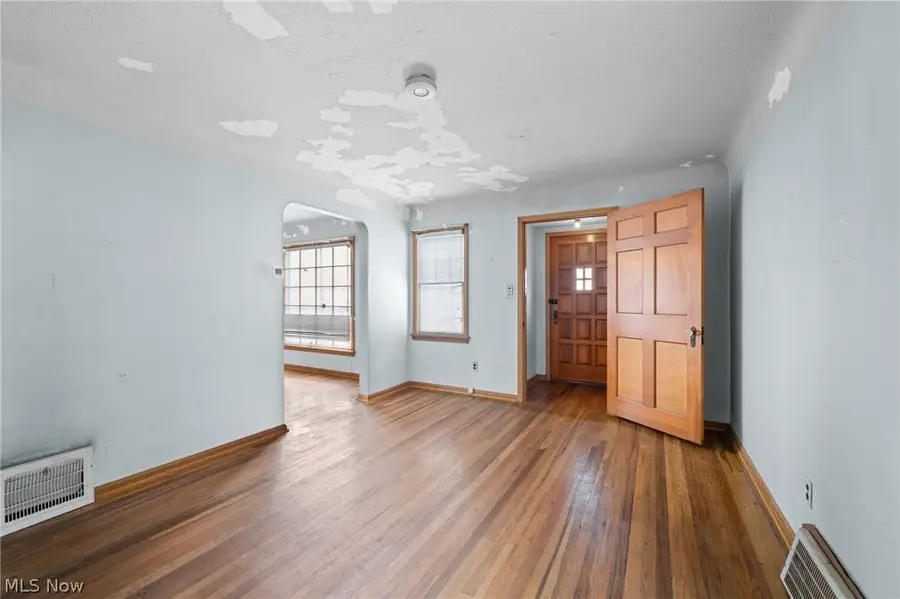 19211 Chickasaw Avenue, Cleveland, OH 44119 - #2