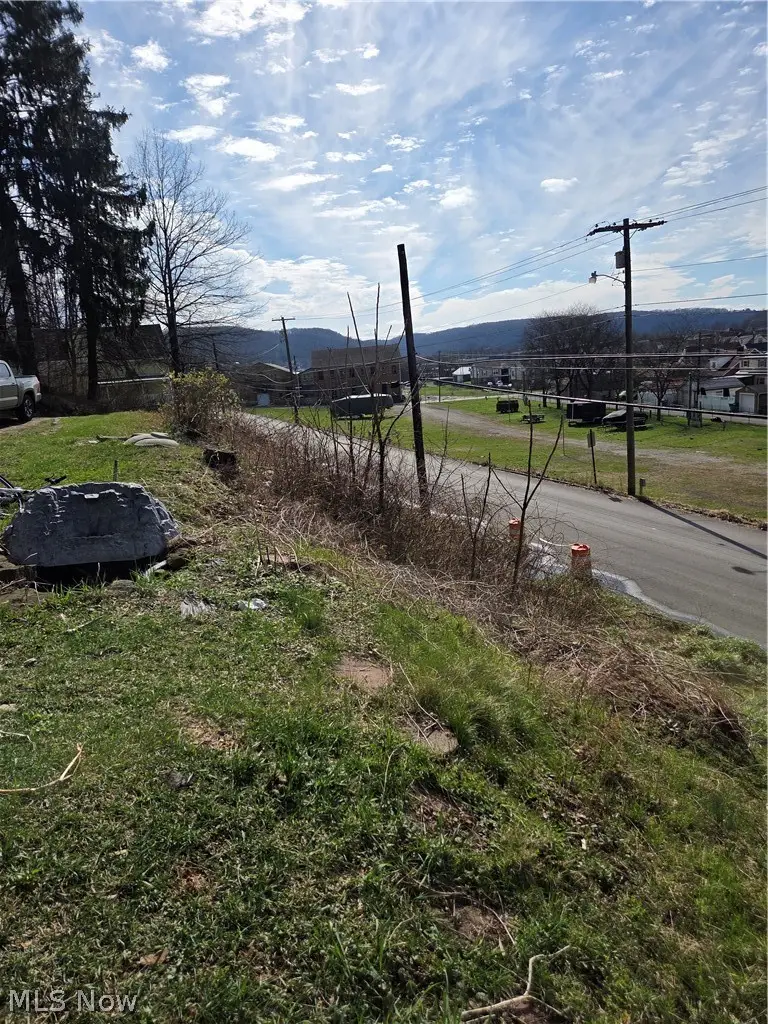 1016 Collins Memorial Drive, Chester, WV 26034 - #2