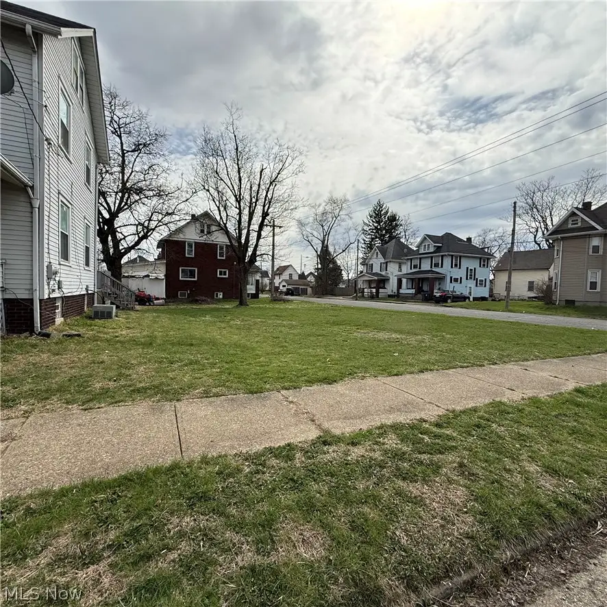 2106 Indiana Ne Way, Canton, OH 44705 - #3