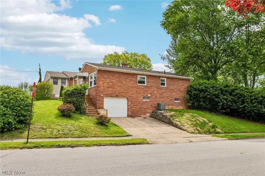 322 E Cassell Avenue, Barberton, OH 44203 - #2