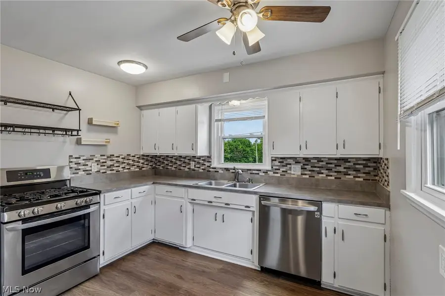 322 E Cassell Avenue, Barberton, OH 44203 - #3