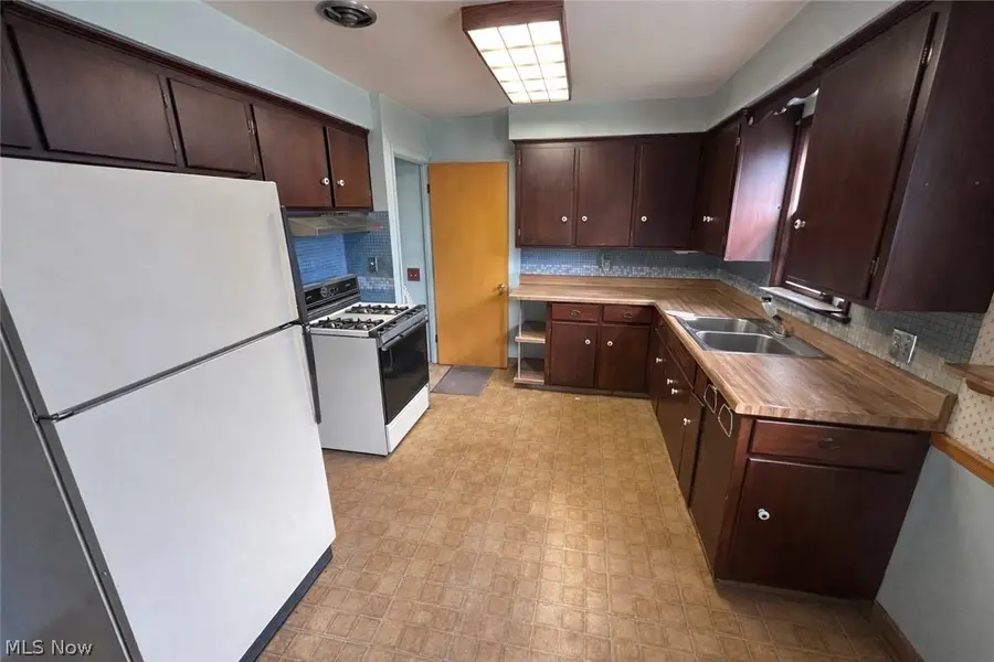 10801 Blossom Avenue, Parma, OH 44130 - #3