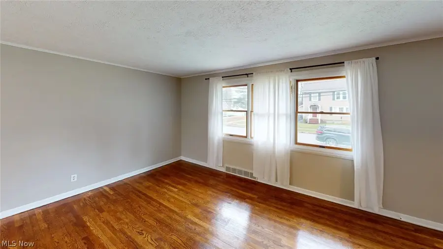 462 Roosevelt Avenue, Cuyahoga Falls, OH 44221 - #3