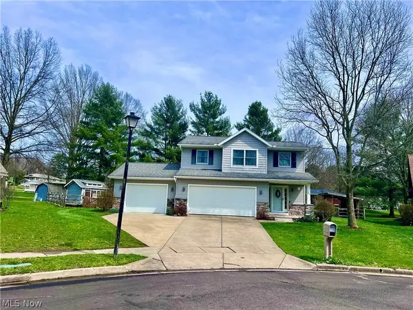 105 Poolview Circle, Dover, OH 44622