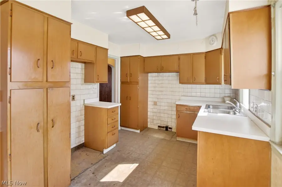 1516 Sunview Road, Lyndhurst, OH 44124 - #2