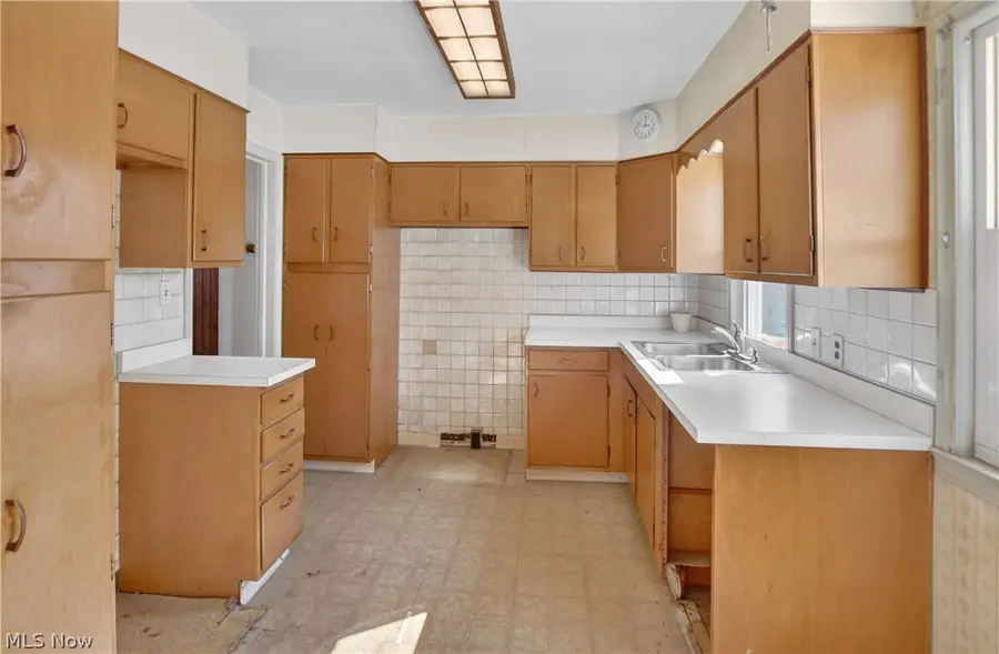 1516 Sunview Road, Lyndhurst, OH 44124 - #3