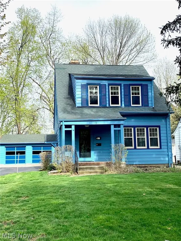 1715 Edgefield Road, Lyndhurst, OH 44124