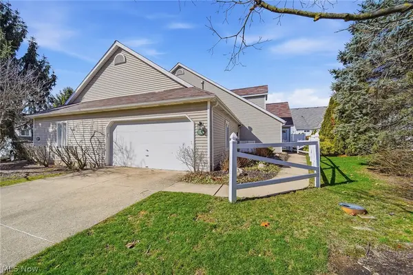 762 Hunters Trail #105, Akron, OH 44313