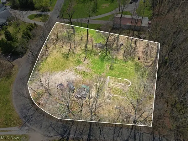 2854 Swinehart, Akron, OH 44312