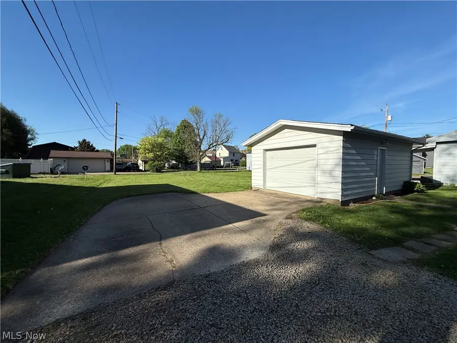 1127 Schell Nw Avenue, New Philadelphia, OH 44663 - #3