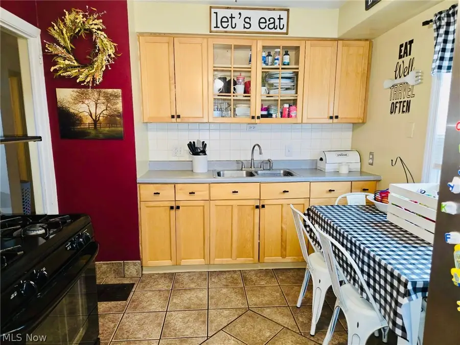 2402 E 35th Street, Lorain, OH 44055 - #2