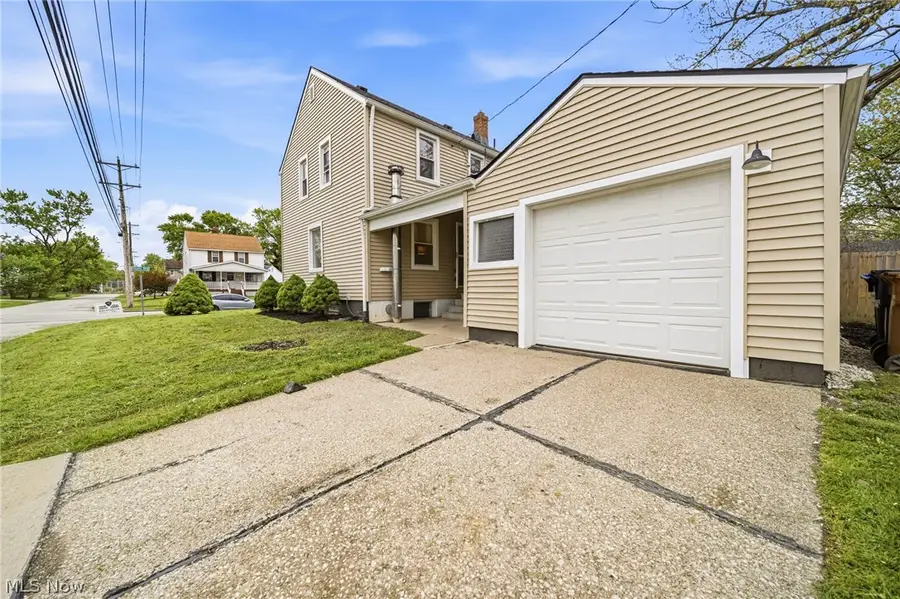 305 Hayes Avenue, Cuyahoga Falls, OH 44221 - #3