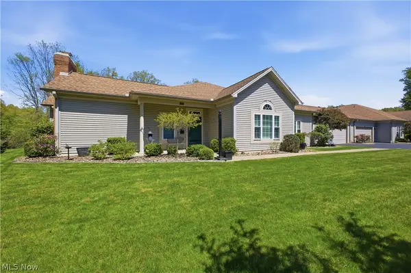 27 D Hunters Woods Drive, Canfield, OH 44406