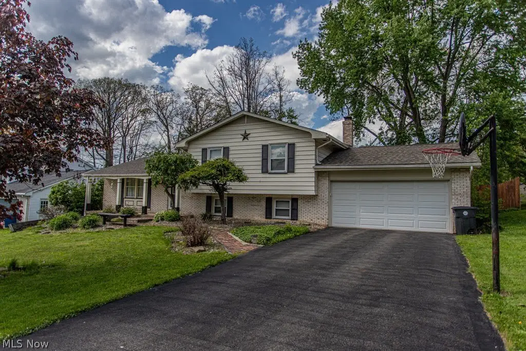 8523 Sleepy Hollow Ne Drive, Warren, OH 44484 - #1