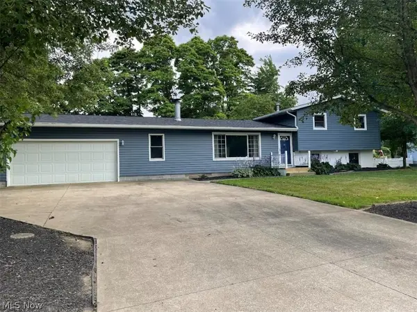 8242 Orchardway Nw Street, North Canton, OH 44720