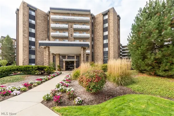 2202 Acacia Park Drive #2414, Lyndhurst, OH 44124