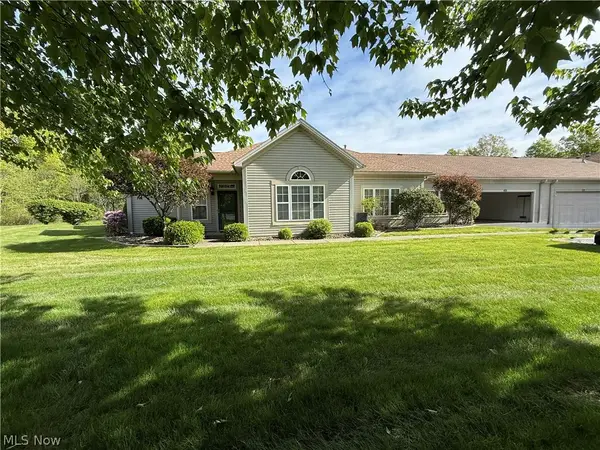 28 Hunters Woods Boulevard #B, Canfield, OH 44406