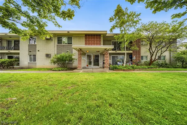 1408 Golden Gate Boulevard #203, Mayfield Heights, OH 44124