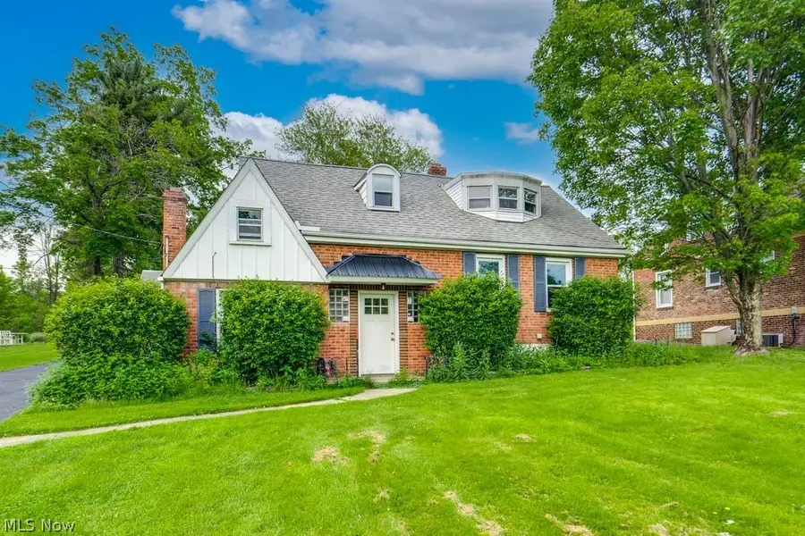 12335 Sunset Drive, Garfield Heights, OH 44125 - #2