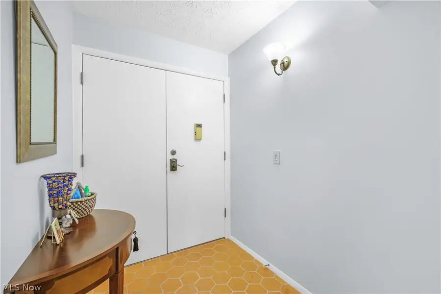 186 Court Drive #105, Fairlawn, OH 44333 - #2