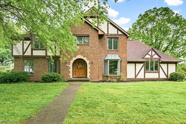 951 S Azalea Boulevard, Barberton, OH 44203