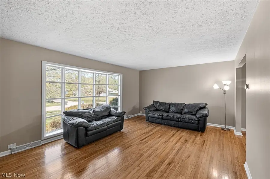 34600 W Sharondale Drive, Solon, OH 44139 - #2
