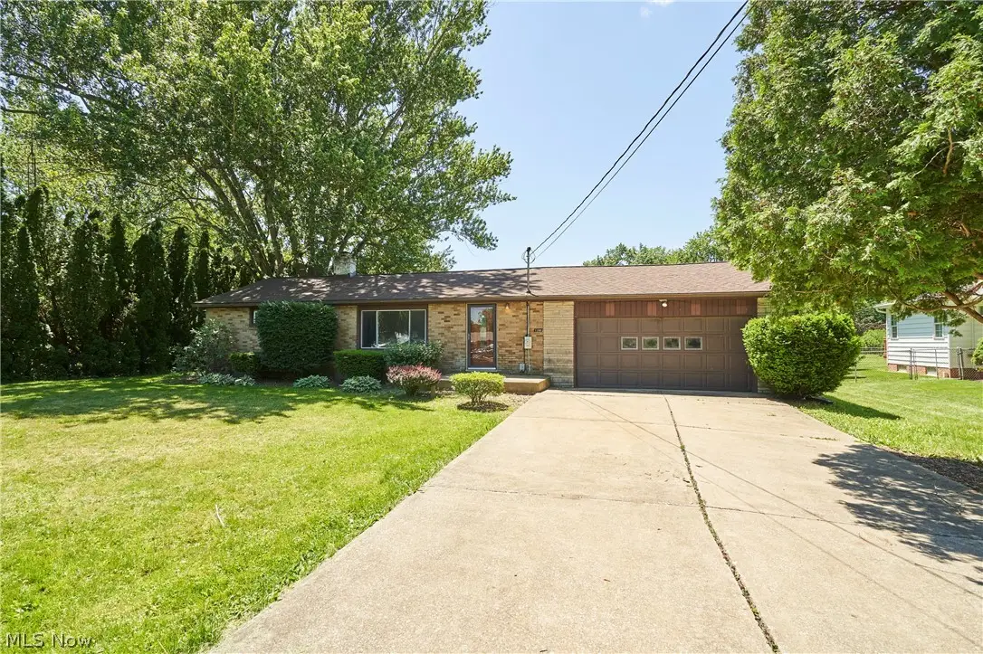 1160 Ivy Nw Street, North Canton, OH 44720 - #1