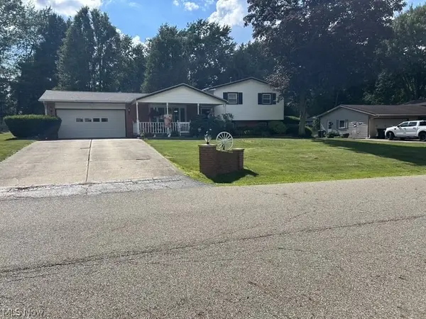 8639 Candlewood Nw Avenue, North Canton, OH 44720