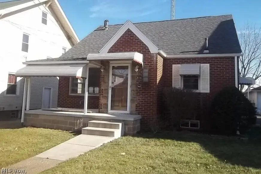 914 Clarendon Nw Avenue, Canton, OH 44708 - #1