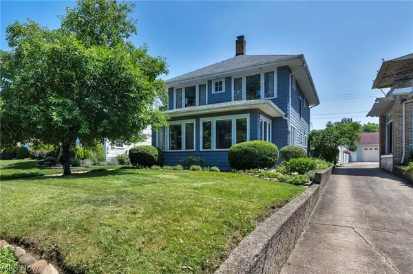 17435 Lake Avenue, Lakewood, OH 44107
