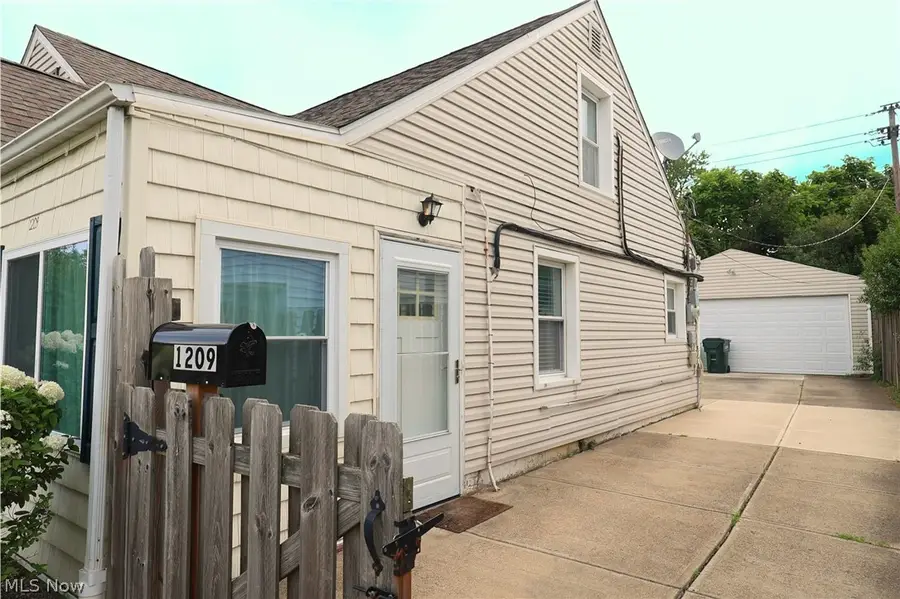1209 Commonwealth Avenue, Mayfield Heights, OH 44124 - #3