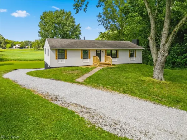 2195 Yorktown Nw Street, Uniontown, OH 44685